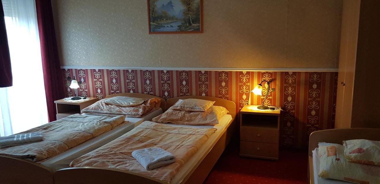 Bed and Breakfast Kálmán Panzió Szeged Exterior foto