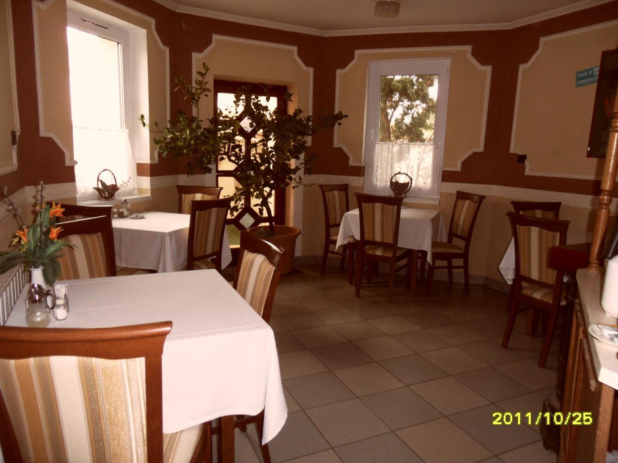 Bed and Breakfast Kálmán Panzió Szeged Exterior foto