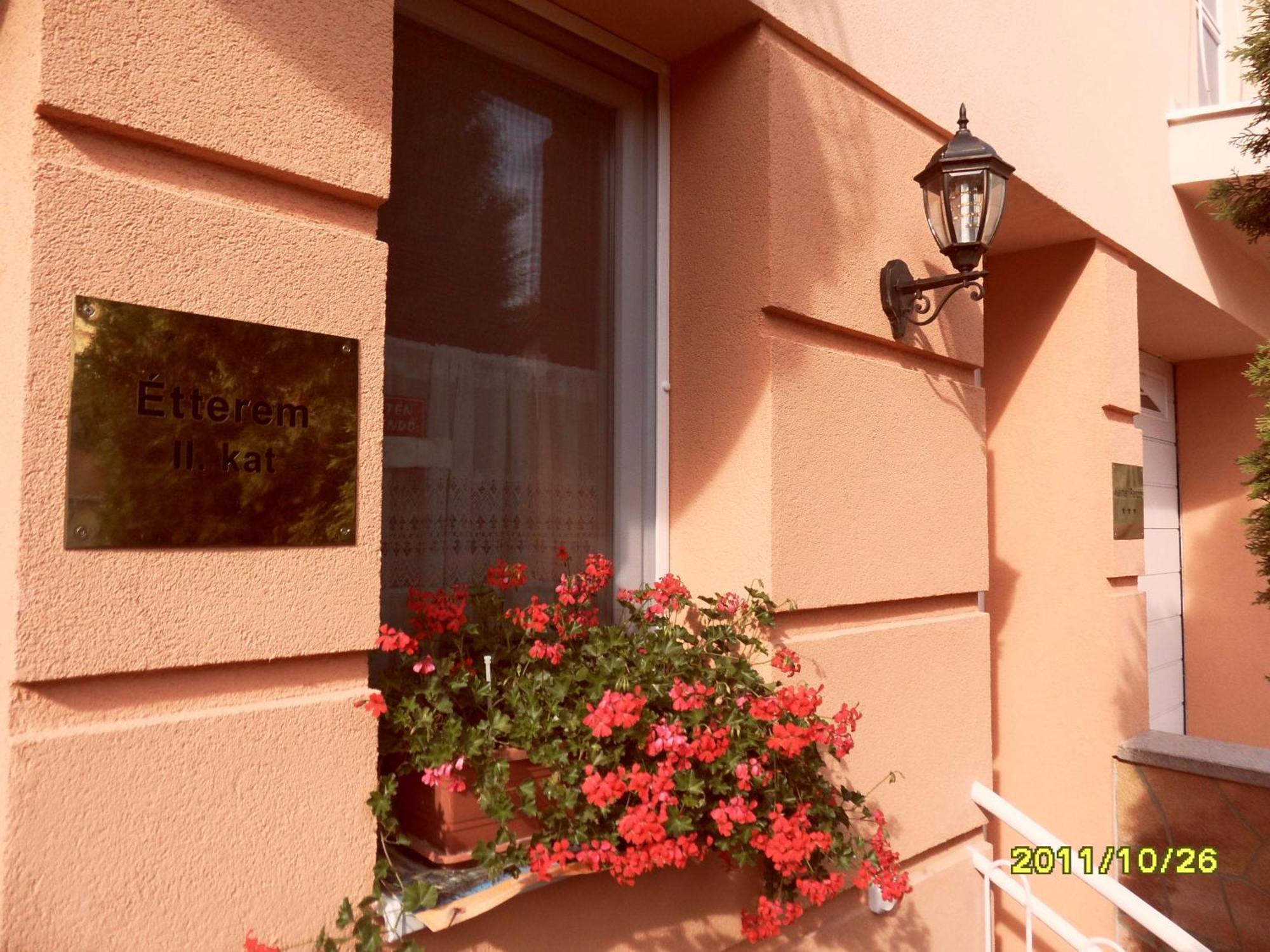 Bed and Breakfast Kálmán Panzió Szeged Exterior foto