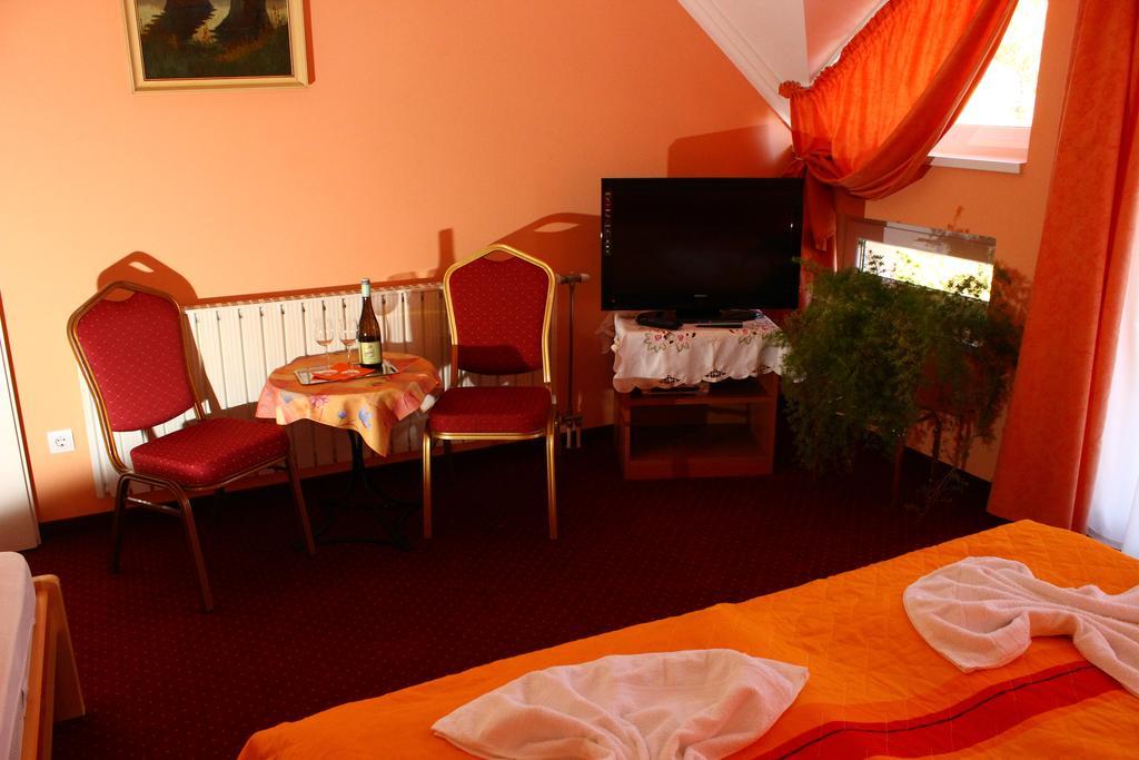 Bed and Breakfast Kálmán Panzió Szeged Exterior foto