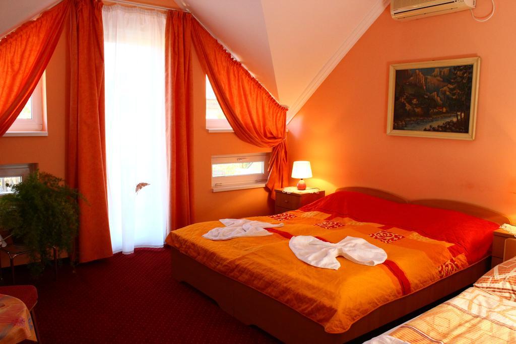 Bed and Breakfast Kálmán Panzió Szeged Exterior foto