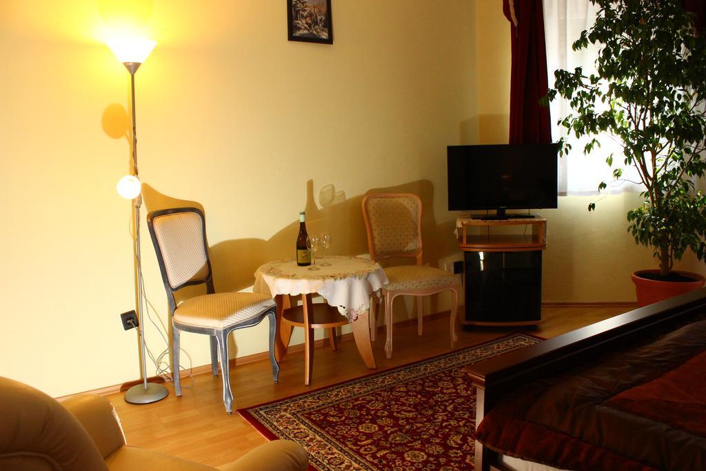 Bed and Breakfast Kálmán Panzió Szeged Exterior foto