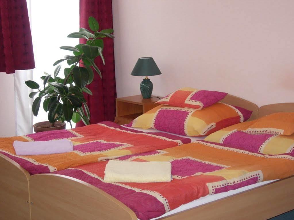 Bed and Breakfast Kálmán Panzió Szeged Exterior foto
