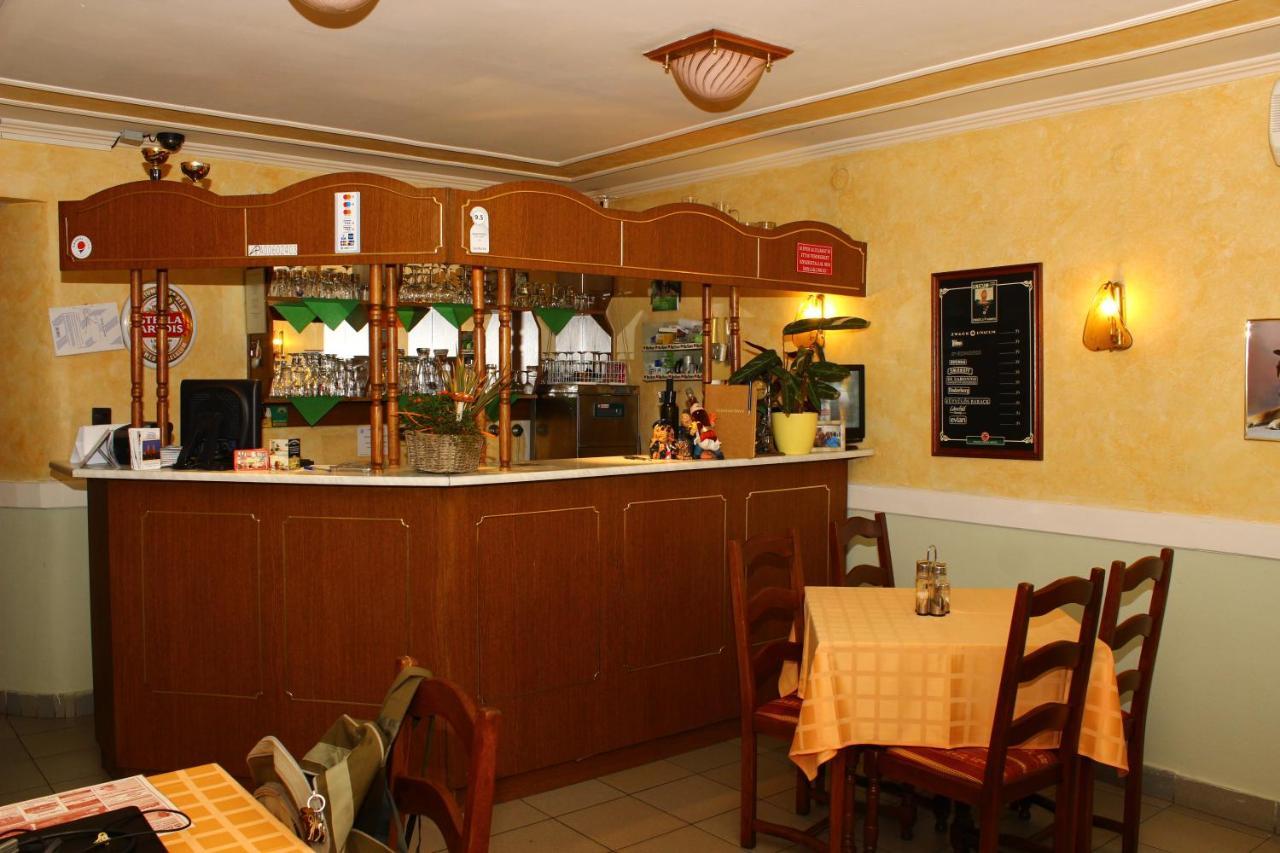 Bed and Breakfast Kálmán Panzió Szeged Exterior foto